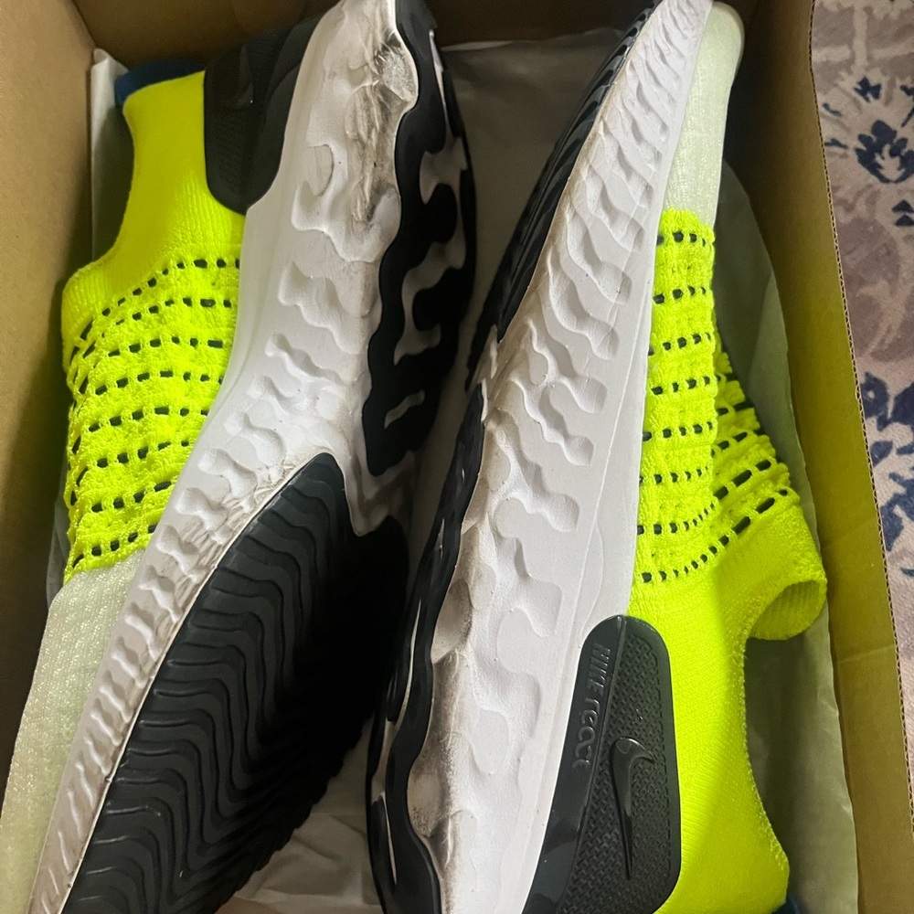 Nike react Men's Neon Yellow Running Shoes size 9. Stylish and comfortable. - Picture 2 of 4